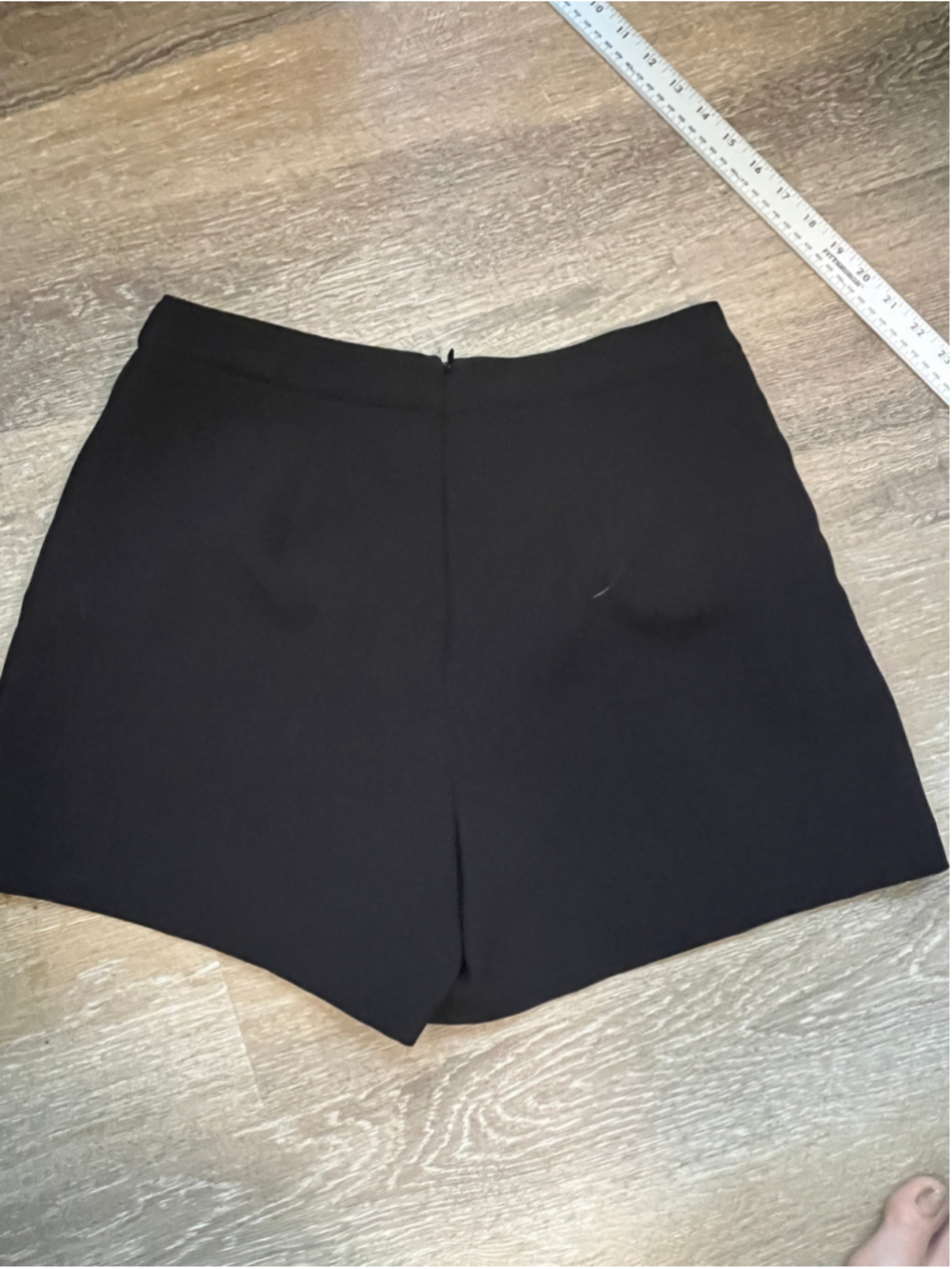 Women's BOLD elements Black High Waist Shorts with Gold Chain, Size 8 - Picture 7 of 10